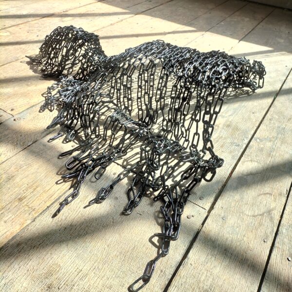 Sculpture en métal, chaînes soudés et peintes en noir, 160 x 90 cm, 2023